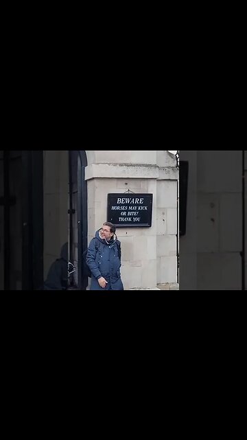 Tourist recation to being shouted at slow-motion #thekingsguard