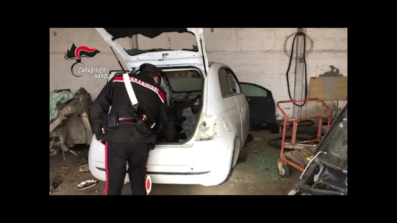 A Giugliano scoperta l'officina delle auto rubate: 2 arresti