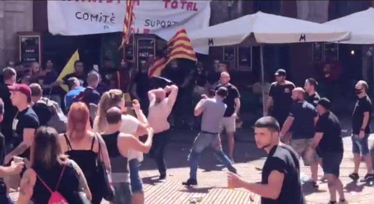 Pelea violenta entre ultraderecha separatista y ultraizquierda separatista en Barcelona