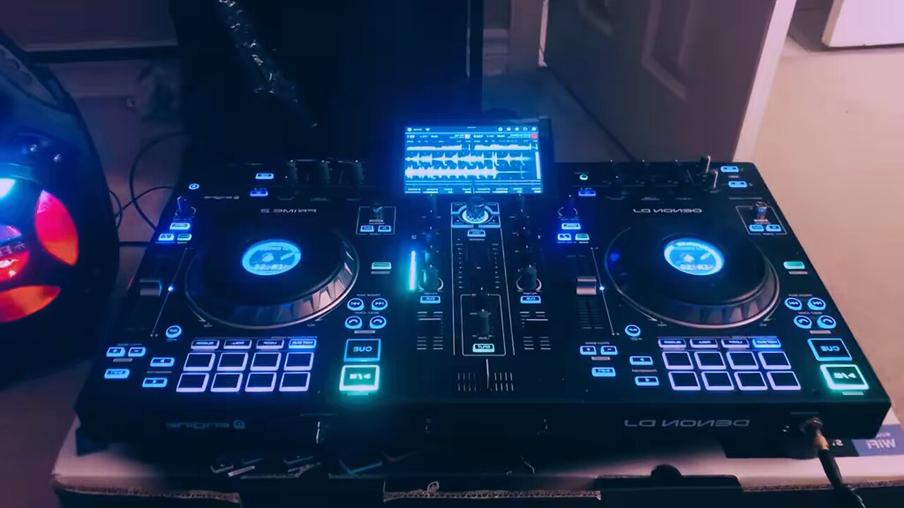 DjCross.ca in the lab 🔬🥼🧪🥽🎧