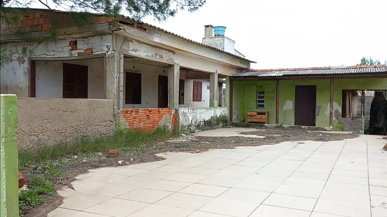 Duas casas abandonadas no litoral/RS