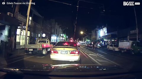 Una dashcam registra il terribile impatto tra un ciclista e un pedone