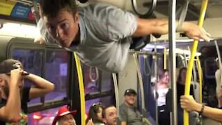 Superman è tra di noi, e prende l'autobus!
