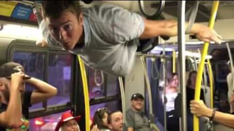 Superman è tra di noi, e prende l'autobus!