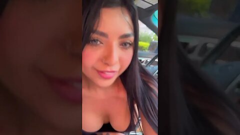 💦 Alexita Tapia en su moderno auto