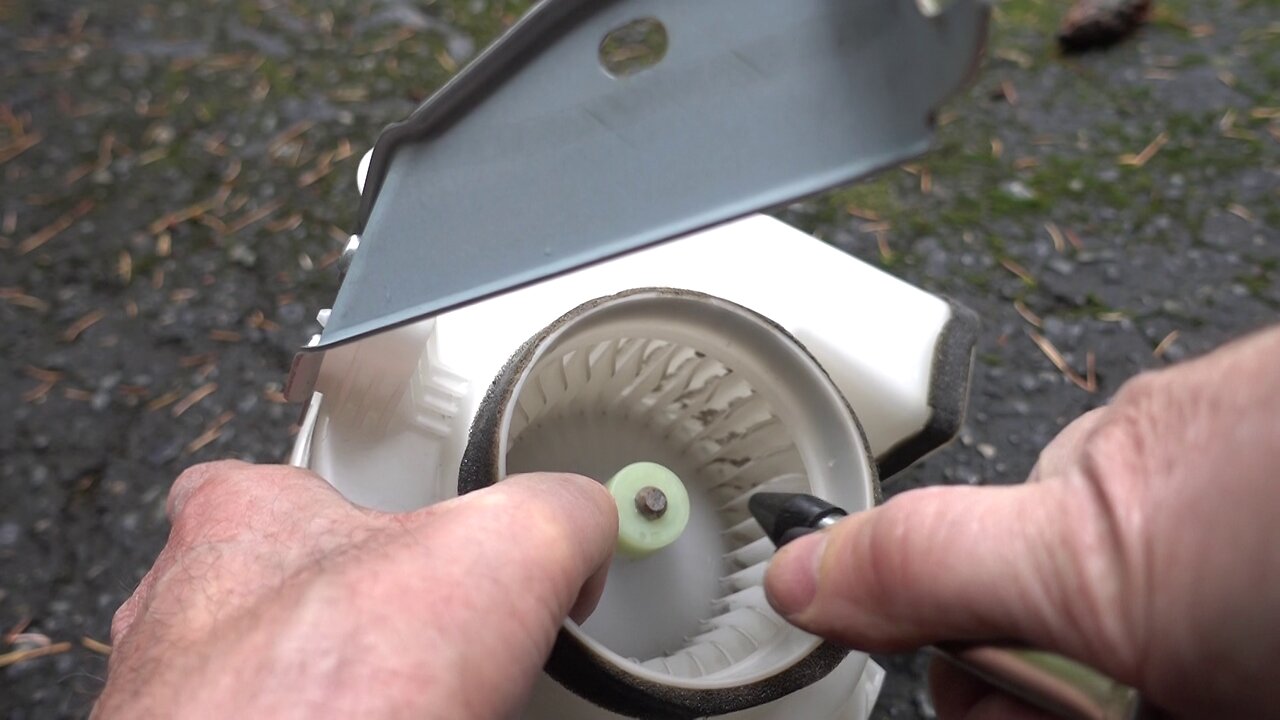 2007 Toyota Prius Cleaning the Hybrid Battery Fan