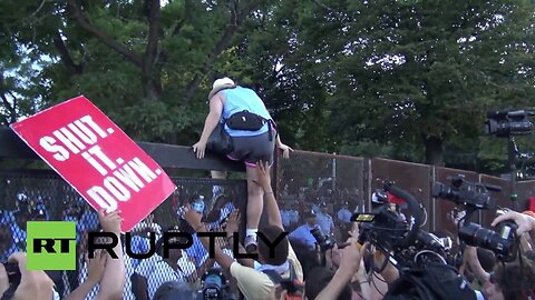 🚨 Breaking Just Now: Police clash with protesters who breached DNC security perimeter