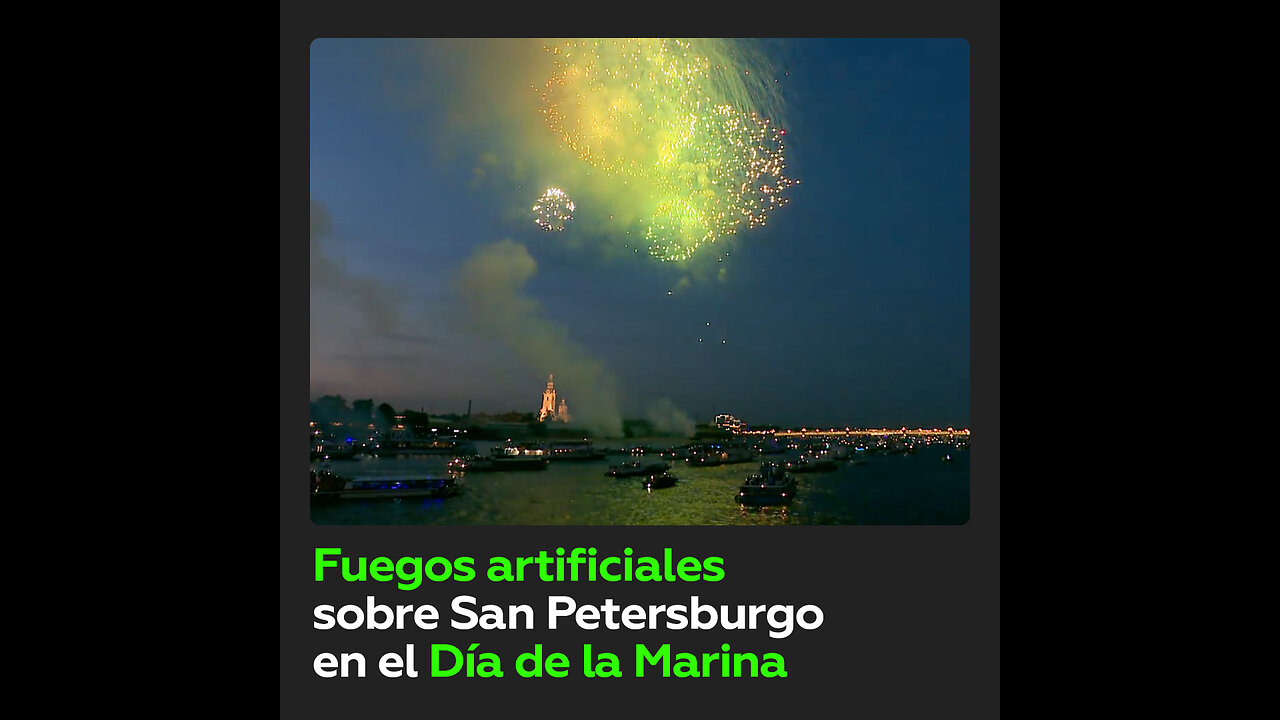 San Petersburgo se ilumina con fuegos artificiales en el Día de la Marina Rusa