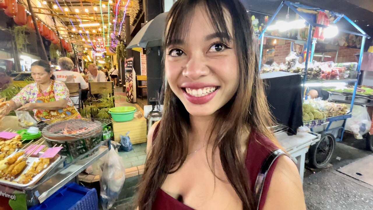 Isan Girl Takes Me to Chaotic Market 🇹🇭