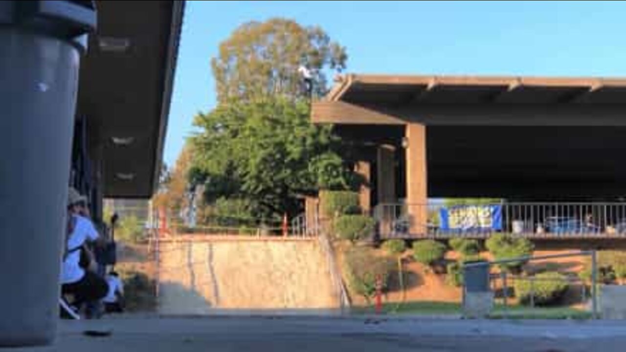 Salto de bicicleta nas famosas escadas em El Toro, EUA