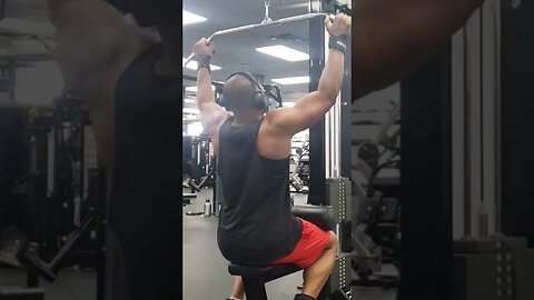 Close & Wide Grip Lat Pull-Downs #upperbodyworkout #backworkout