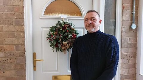 'Grinch' council bans Christmas wreaths and orders people to take them down