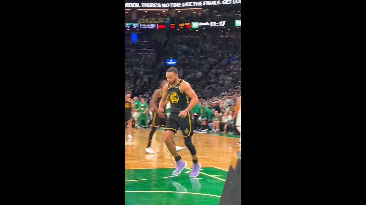 stephen cury playing basketball