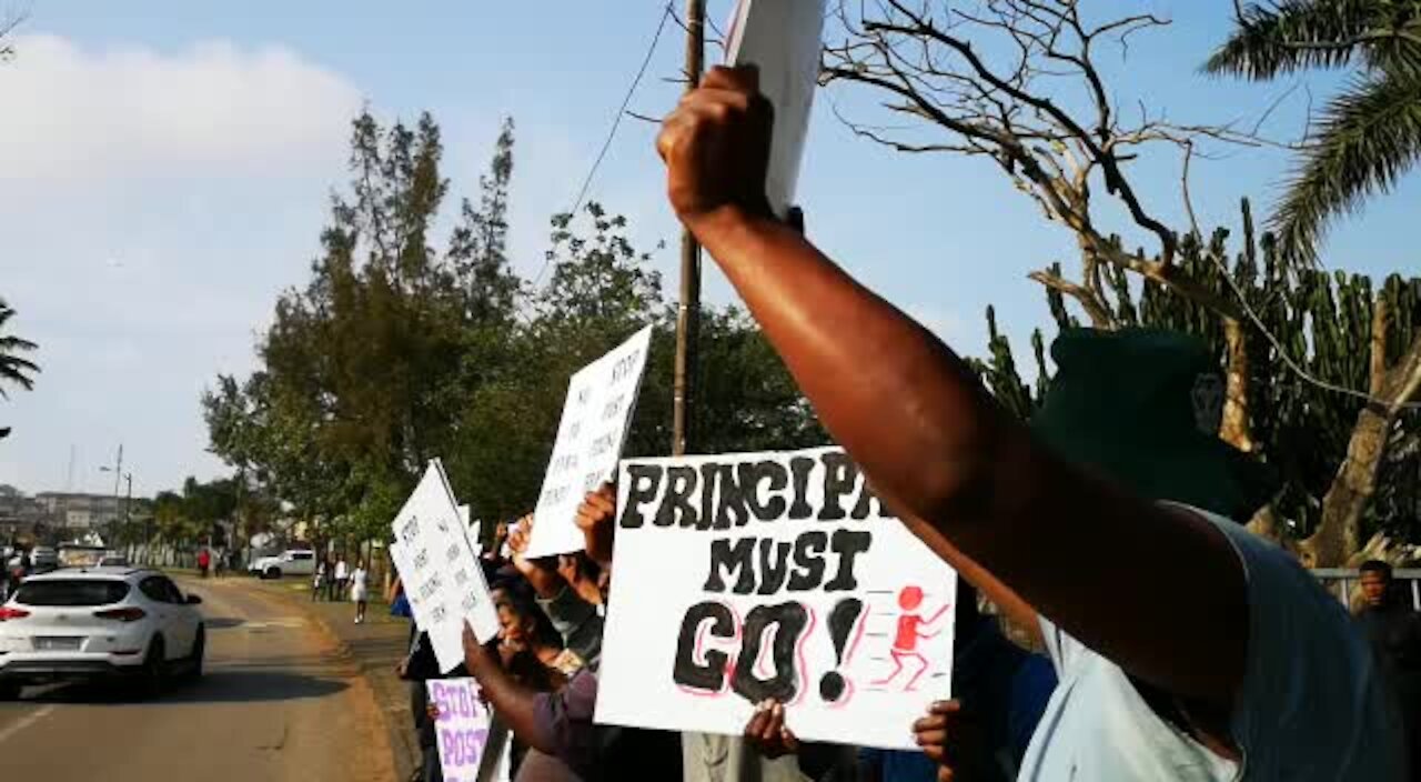 SOUTH AFRICA - Durban - Daleview Secondary school parents protest (Videos) (egF)