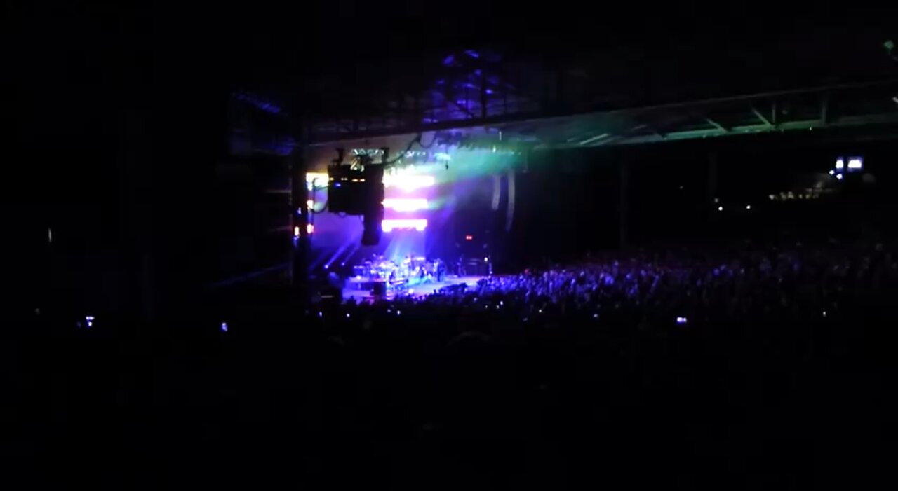 Carlos Santana collapses on stage 🤦🏼♀️🧐😱