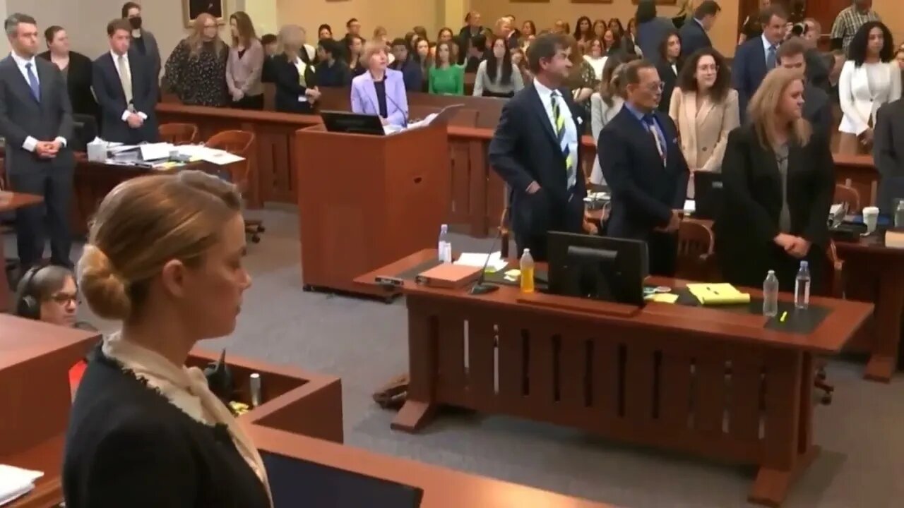 Amber Heard Acts Scared as Johnny Depp Gets Close in Court