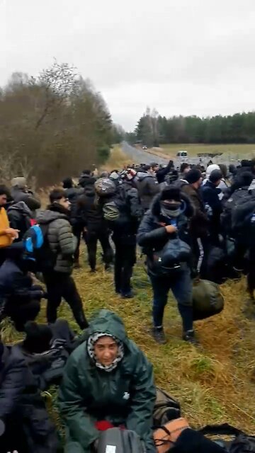 Large numbers of migrants gather on the border with Belarus 2