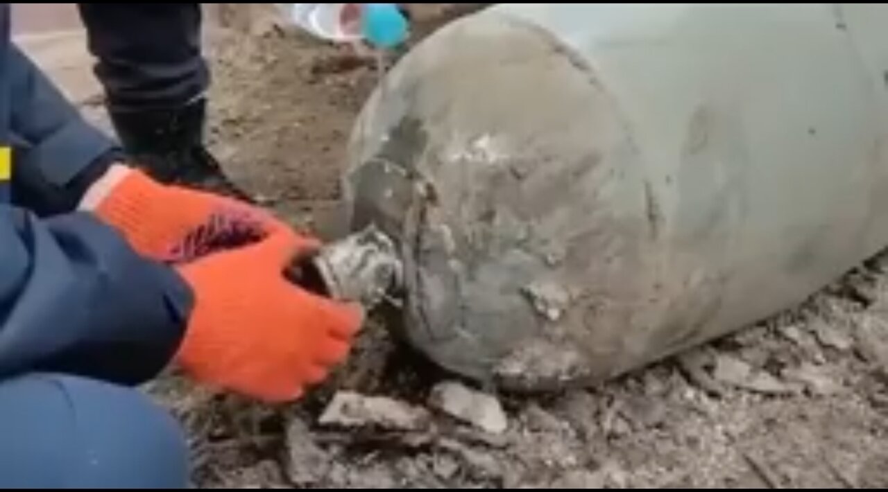 Ukrainians Defuse Bomb With Bare Hands and Water Bottle