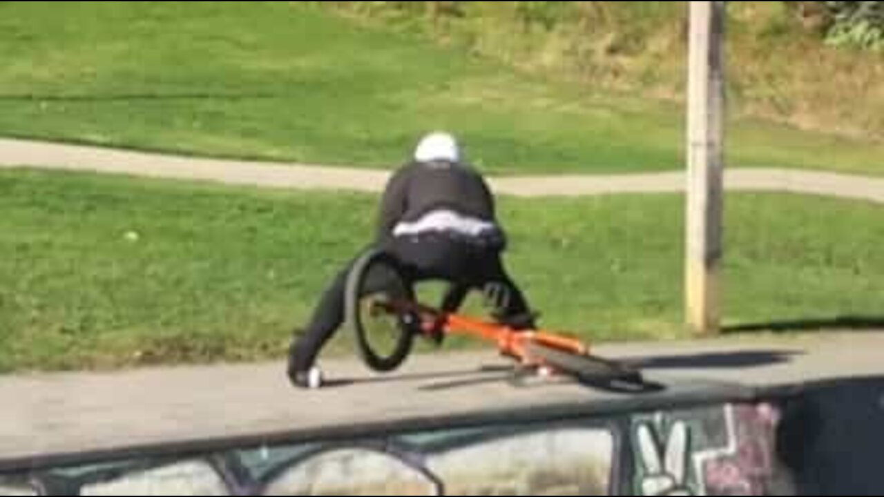 Sa figure à vélo finit par une cheville tordue