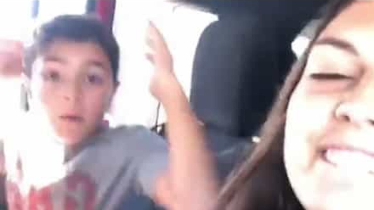 Un ado éjecte accidentellement ses lunettes d’une voiture en marche