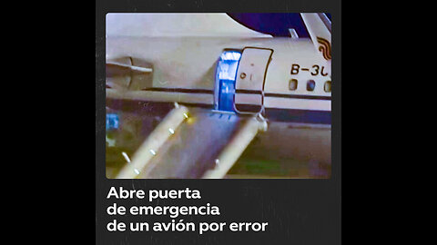 Pasajera abre puerta de emergencia de avión por error