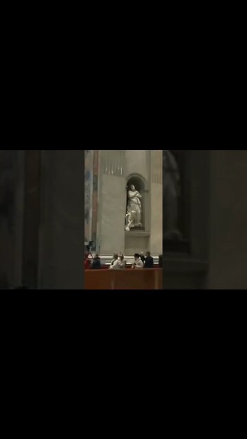 Primeros peregrinos que entran a la Basílica de San Pedro para despedirse de Benedicto XVI