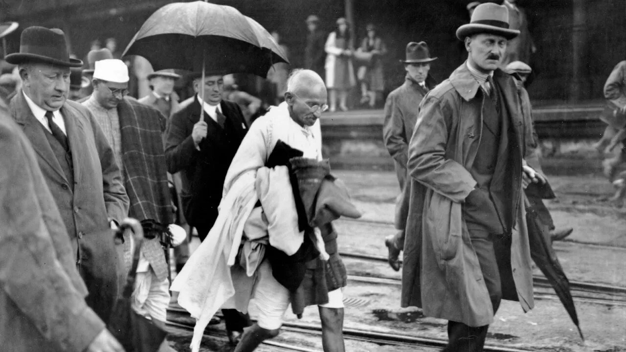 Gandhi: passado polêmico e vida na África #rogeriosouza