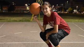 Jovem une basquete e futebol de forma impressionante!