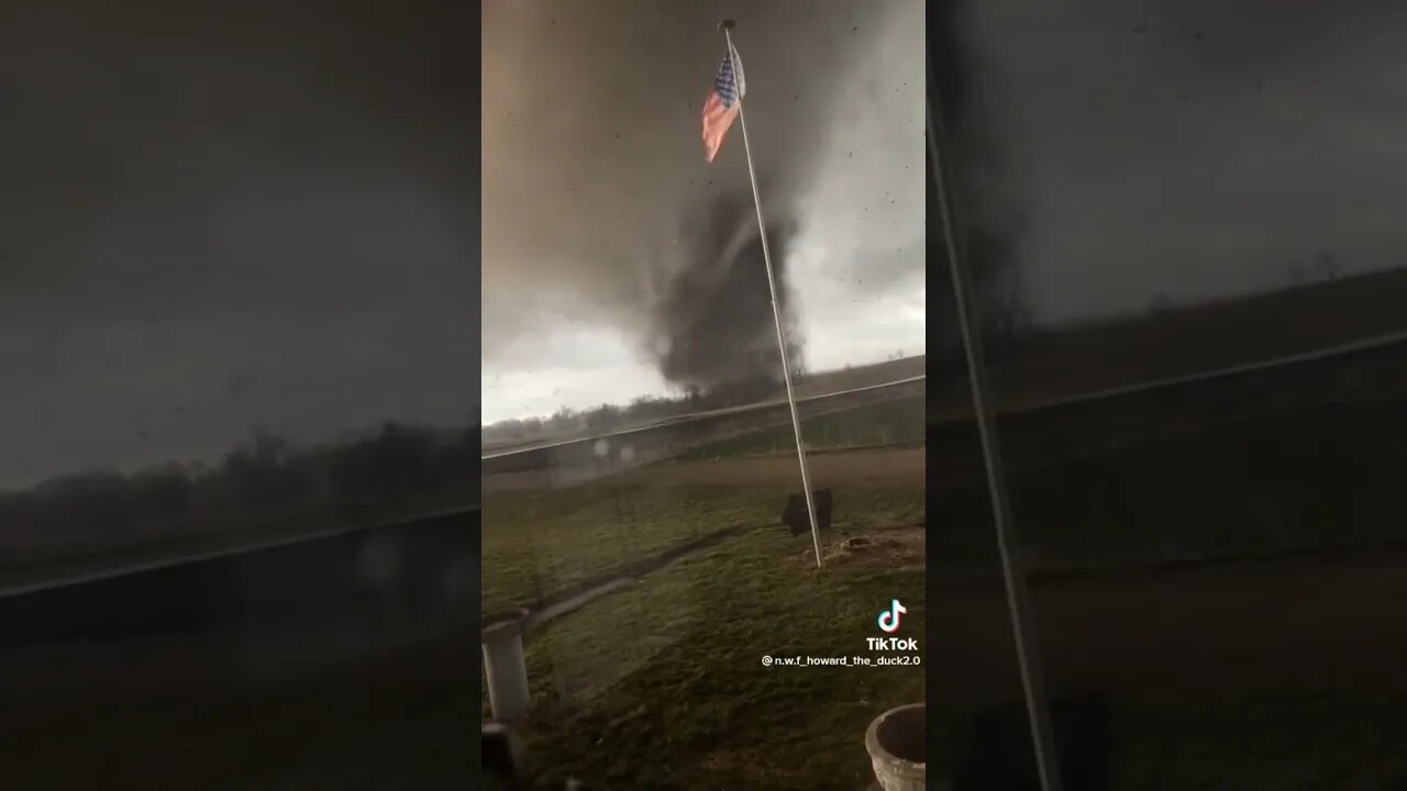 wow this tornado 🌪️ is in the middle of nowhere.