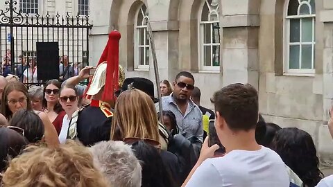 MAKE WAY GUARD NEEDS TO GET TO THE ARCHES #horseguardsparade