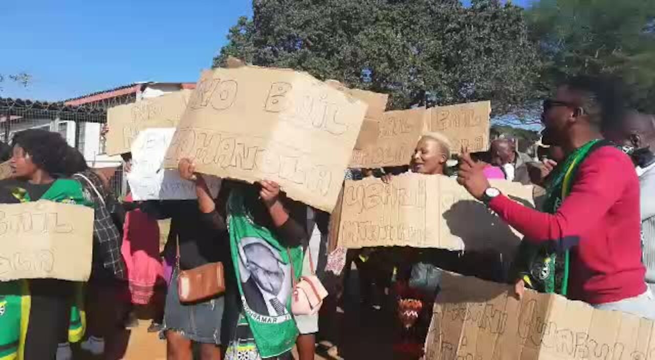 SOUTH AFRICA - KwaZulu-Natal - Community protest against husband killer accused (Video) (Vn9)