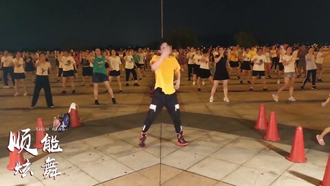 时尚步子舞《咚巴拉》，舞步简单易学，特别适合中老年人！【順能炫舞團】