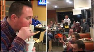 Fa beatbox con un bicchiere del McDonald's e una cannuccia!