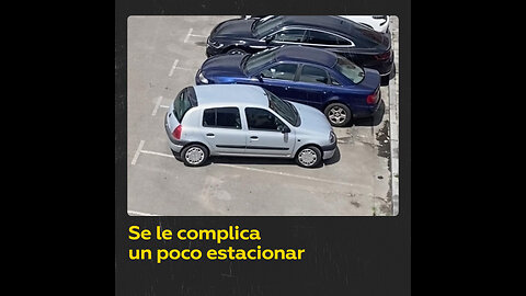 A una chica se le complica aparcar, lo intentó hasta tres veces