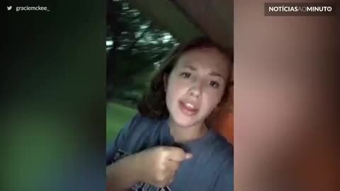 Ela finge ser 'garota do tempo' na TV e é quase atingida por raio