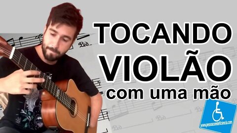 Rapaz tocando violão com apenas uma mão