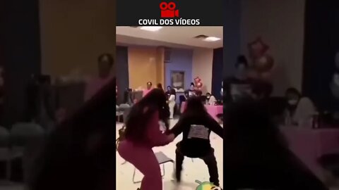 ainda bem que foi numa cadeira 😂😂😂
