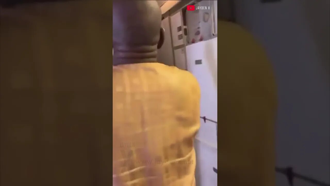 Air marshal had to prevent angry passengers from entering the cockpit on a #JordanAviation plane