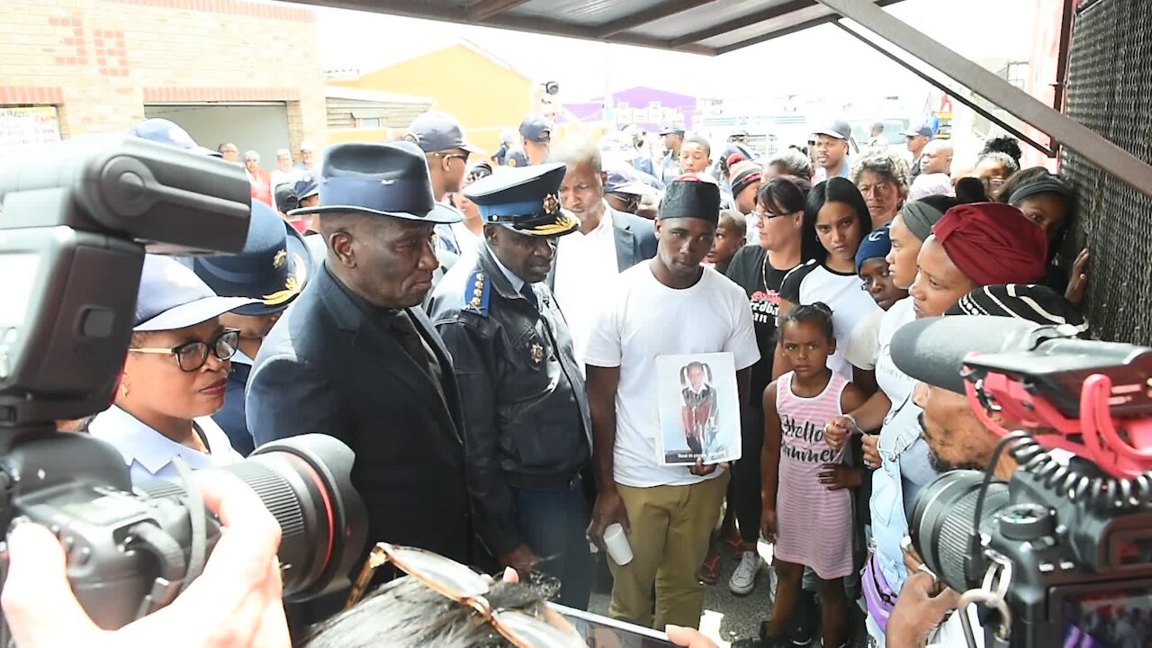 SOUTH AFRICA - Cape Town - Bheki Cele visit Ayesha Kelly's family (video) (T8T)