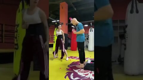 essa mulher não precisa da lei Maria da Penha 😱😱