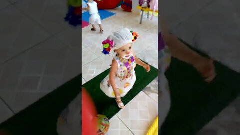 Maya brincando de palhacinho.