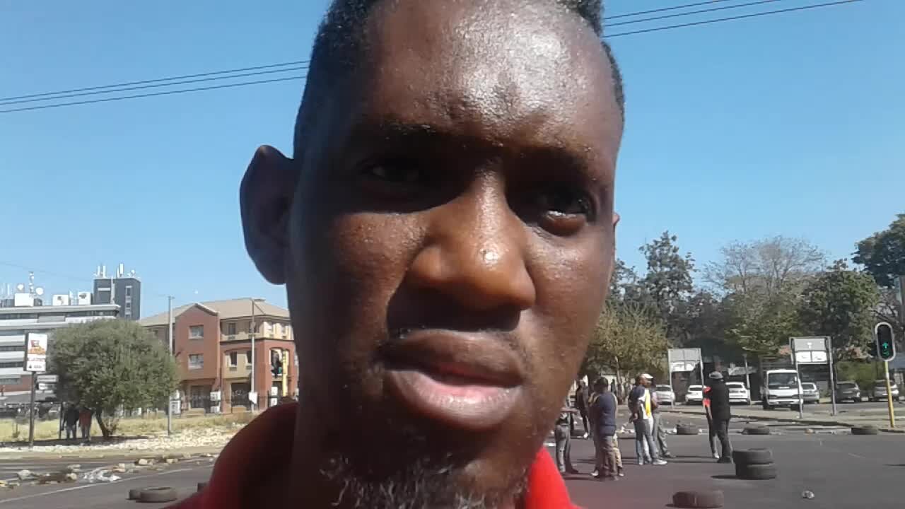 Unpaid municipal workers cause havoc on Rustenburg roads (MMQ)