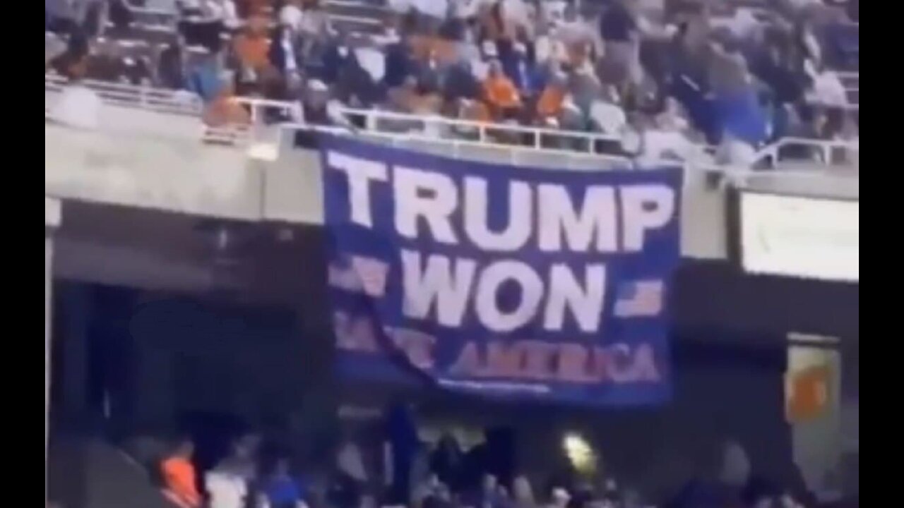 Cuando despliegan la bandera "Trump Won" escucha lo que esta multitud masiva canta en Boise, Idaho