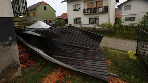 Snažno nevrijeme rušilo stabla i krovove u Karlovcu