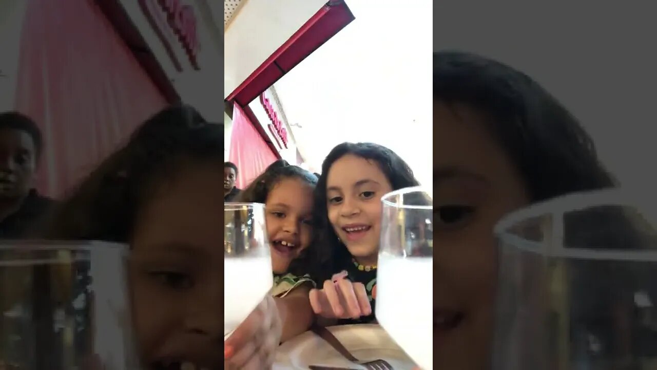 BAGUNÇA NO SHOPPING COM A MINHA AMIGA #shopping #festa #restaurante #infantil #meme #shorts
