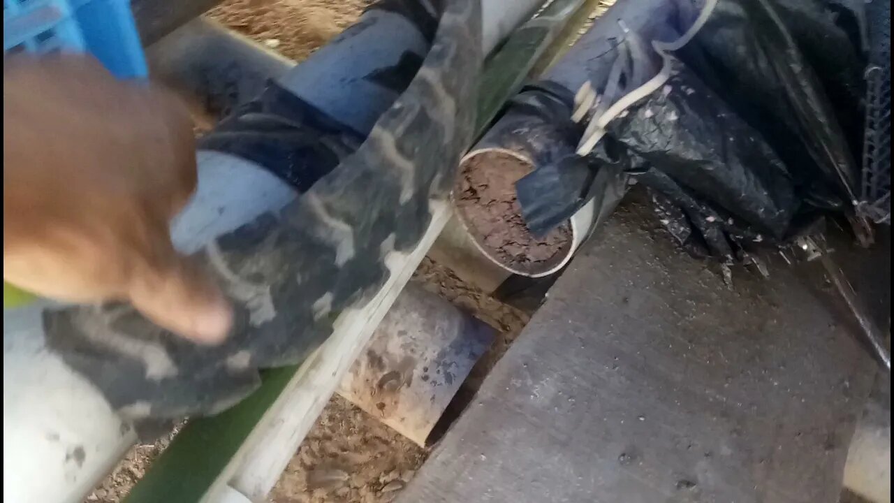 市面上的鞋子在山上干活可以用一个月左右,今天我用轮胎自己做,至少可以用五年以上