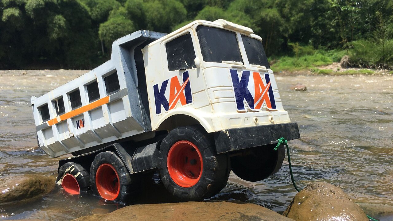 Truck Driver Miscalculates Vehicle Height