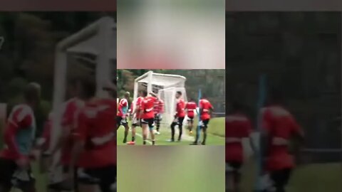 Patrick faz golaço de carretilha em treino do São Paulo#shorts #saopaulo #patrick