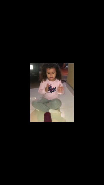 Brincadeira do copo - Cup joke - #shorts #linda #bebe