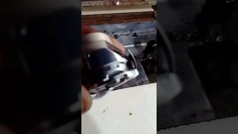 ববিন কেসে সুতা কাটছে